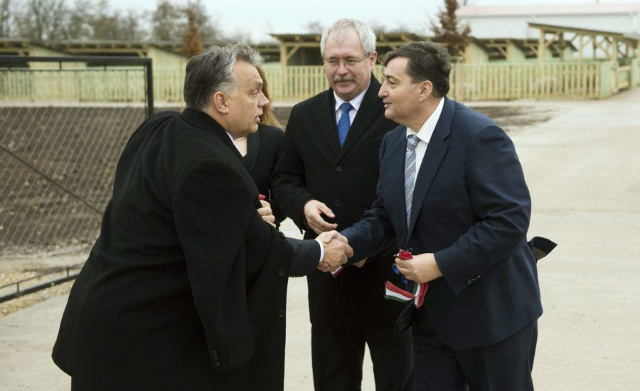Виктор Орбан и Лоринц Месарош. Рукопожатие.